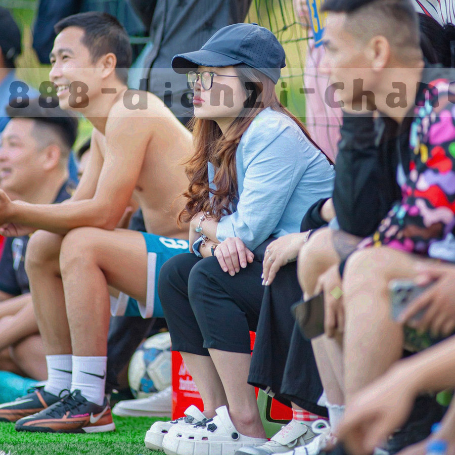 方形构图中的旧文档叠放特写，页角折痕与编号标签清晰可辨